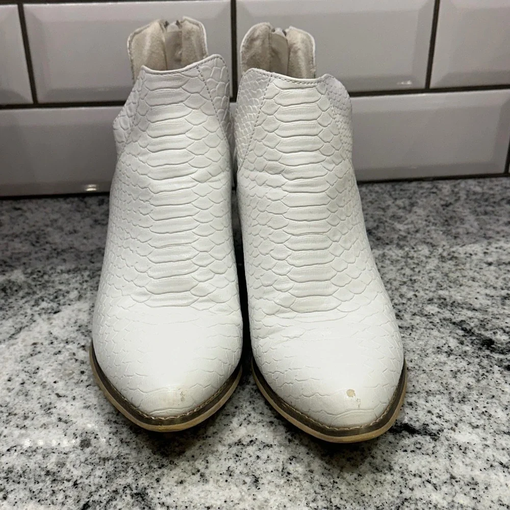 Natural Reflections White Snake Embossed Western Ankle Boots‎ Booties Women 8.5